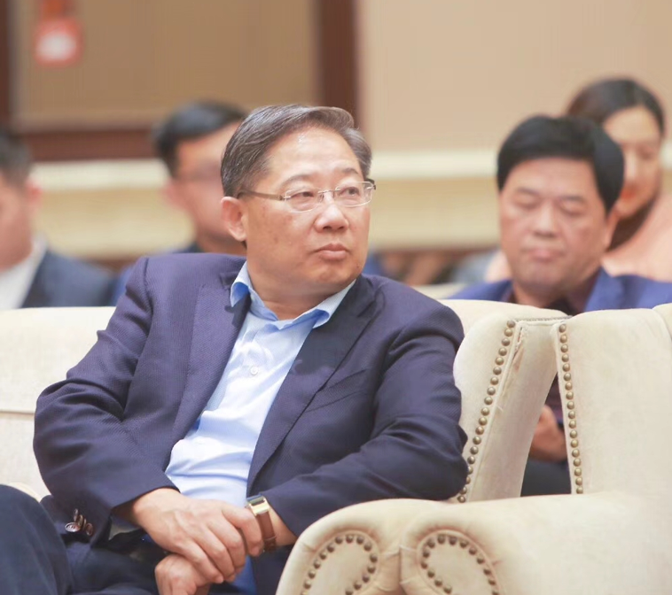 新疆辰旅股权投资合伙企业（有限合伙）董事长邓旭春.png