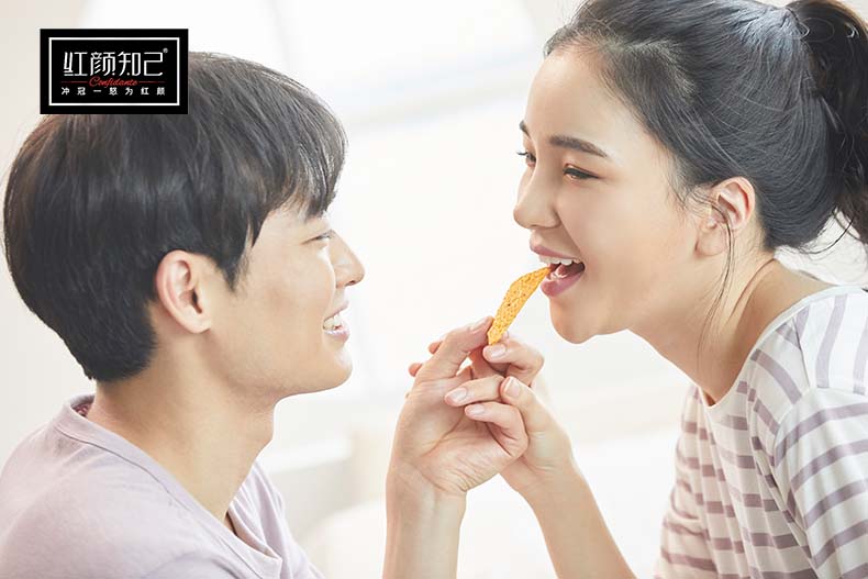 摄图网_502292332_相互恩爱年轻夫妇（企业商用）.jpg